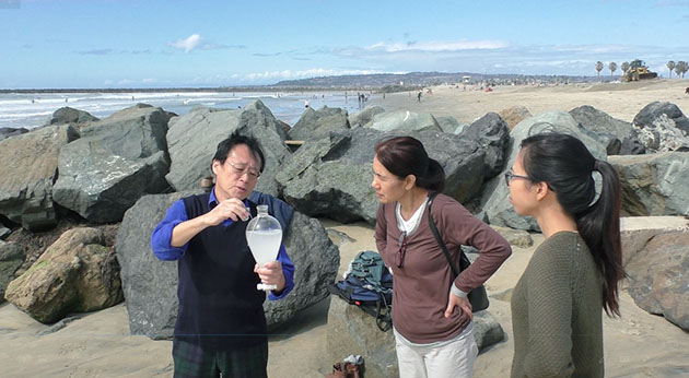 Ecological Artist Naoko Otsuka - with Professor Saido at the San Dieg Beach
